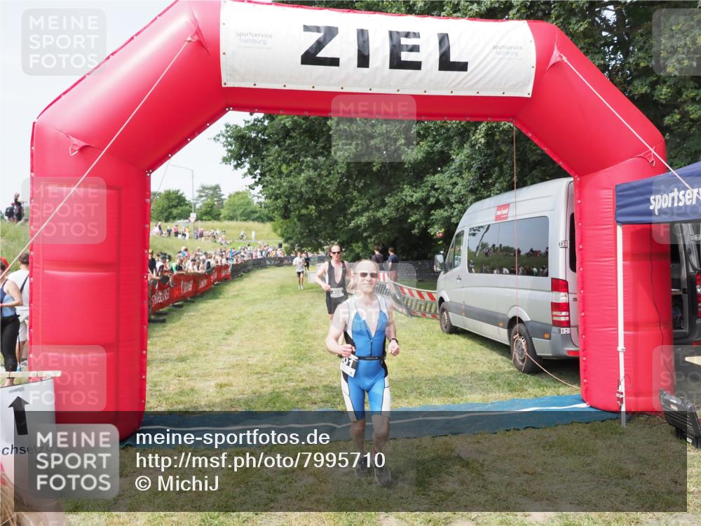 21.06.2025 - 27. Vierlanden-Triathlon MichiJ http://msf.ph/oto/7995710 15.06.2026 11:19:24 Ziel 400, 401, 613 meine-sportfotos.de