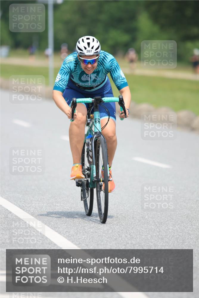 21.06.2025 - 27. Vierlanden-Triathlon H.Heesch http://msf.ph/oto/7995714 15.06.2025 12:06:02 Radfahren 205, 207, 676 meine-sportfotos.de