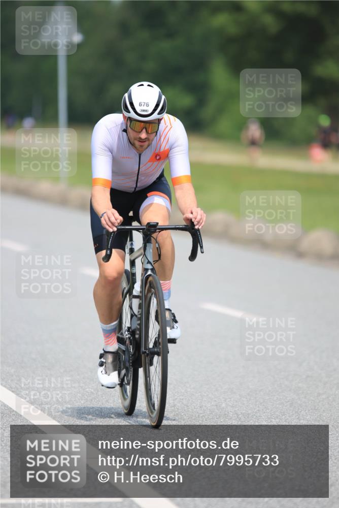 21.06.2025 - 27. Vierlanden-Triathlon H.Heesch http://msf.ph/oto/7995733 15.06.2025 12:06:07 Radfahren 205, 676, 890 meine-sportfotos.de
