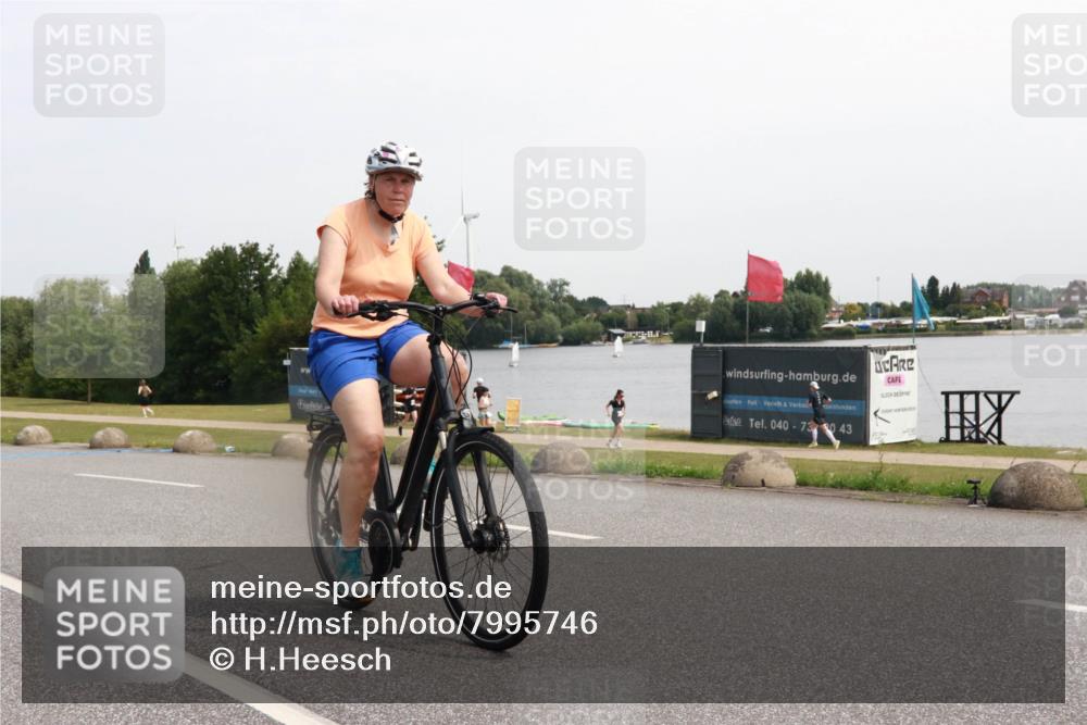 21.06.2025 - 27. Vierlanden-Triathlon H.Heesch http://msf.ph/oto/7995746 15.06.2025 11:27:59 Radfahren 498, 757, 826 meine-sportfotos.de