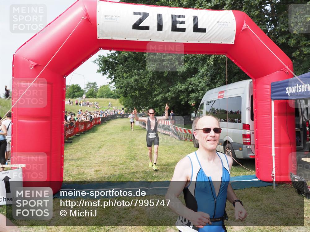 21.06.2025 - 27. Vierlanden-Triathlon MichiJ http://msf.ph/oto/7995747 15.06.2026 11:19:25 Ziel 400, 401 meine-sportfotos.de