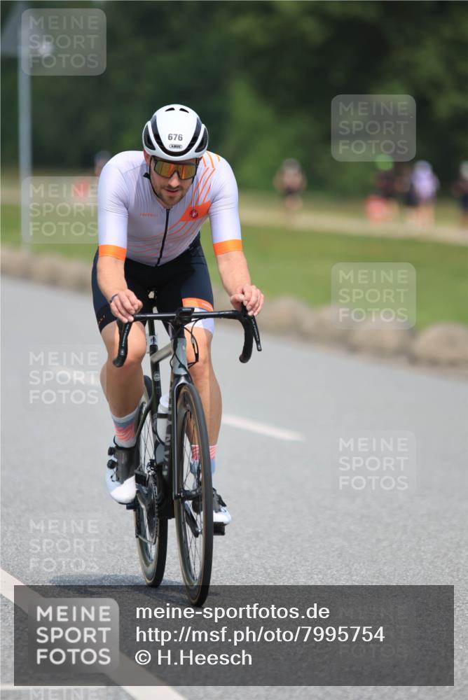 21.06.2025 - 27. Vierlanden-Triathlon H.Heesch http://msf.ph/oto/7995754 15.06.2025 12:06:07 Radfahren 205, 676, 890 meine-sportfotos.de