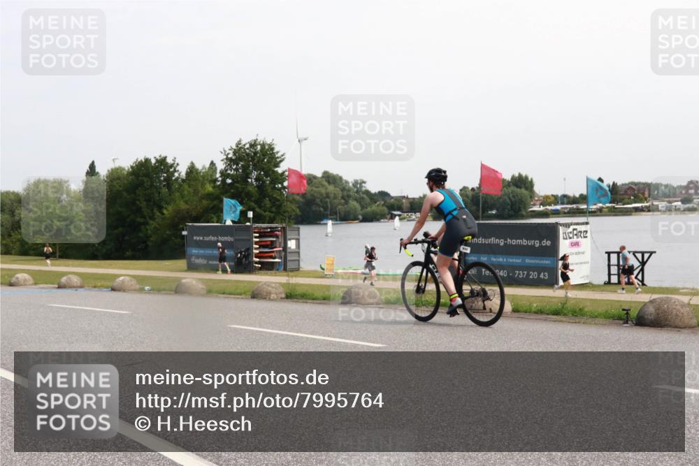 21.06.2025 - 27. Vierlanden-Triathlon H.Heesch http://msf.ph/oto/7995764 15.06.2025 11:28:02 Radfahren 498 meine-sportfotos.de