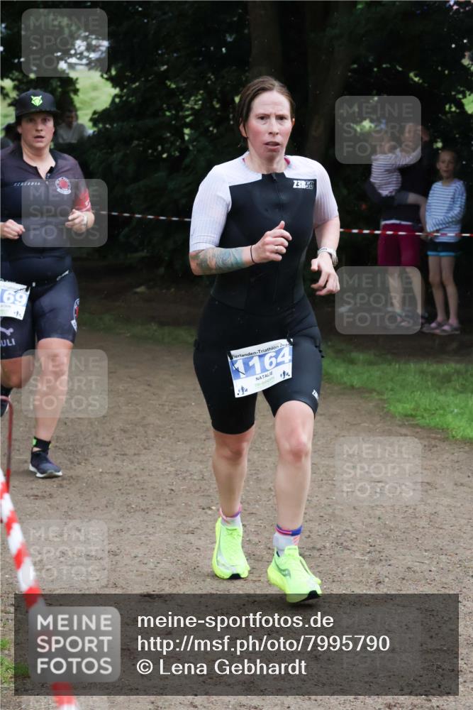 21.06.2025 - 27. Vierlanden-Triathlon Lena Gebhardt http://msf.ph/oto/7995790 15.06.2025 13:51:41 Laufen 69, 202, 164, 3, 80 meine-sportfotos.de