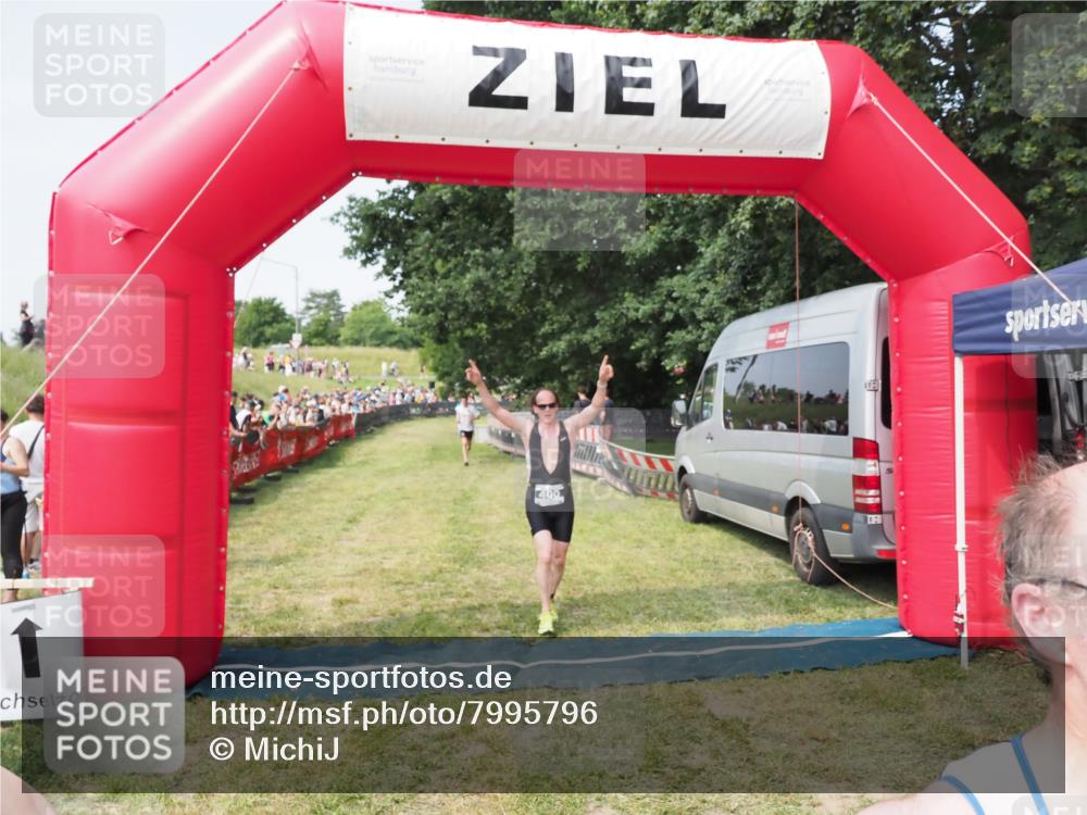 21.06.2025 - 27. Vierlanden-Triathlon MichiJ http://msf.ph/oto/7995796 15.06.2026 11:19:25 Ziel 400, 401 meine-sportfotos.de
