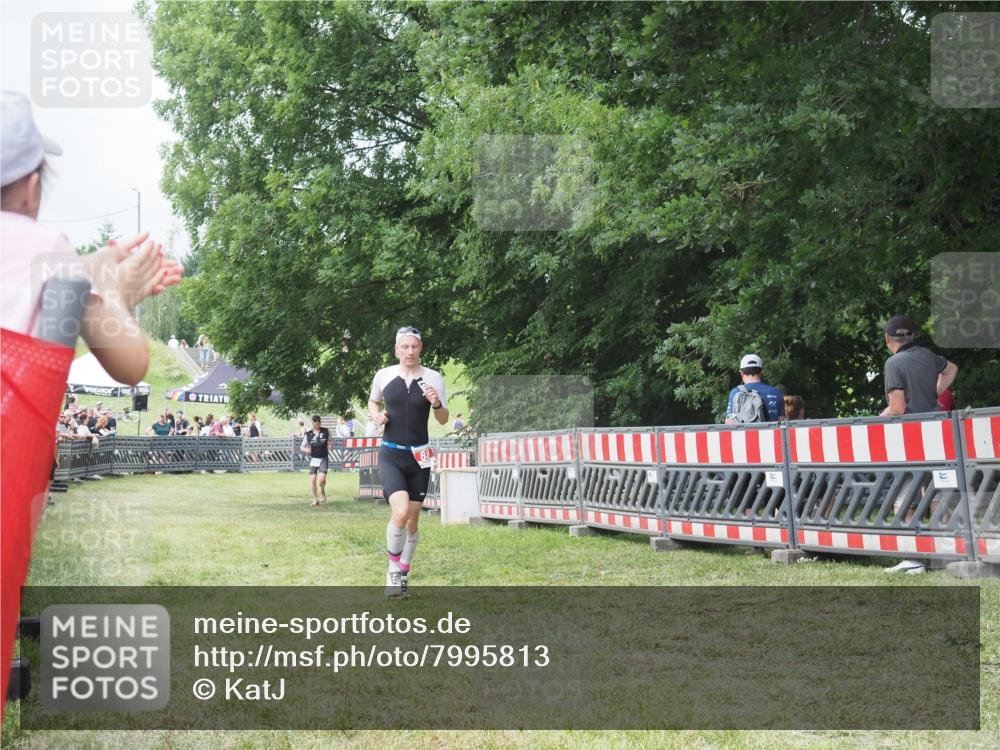 21.06.2025 - 27. Vierlanden-Triathlon KatJ http://msf.ph/oto/7995813 15.06.2025 12:48:35 Ziel  meine-sportfotos.de