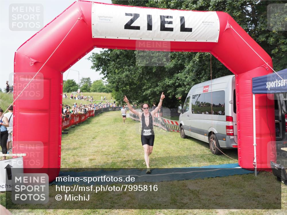 21.06.2025 - 27. Vierlanden-Triathlon MichiJ http://msf.ph/oto/7995816 15.06.2026 11:19:25 Ziel 400, 401 meine-sportfotos.de