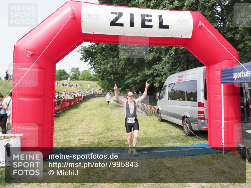 21.06.2025 - 27. Vierlanden-Triathlon MichiJ http://msf.ph/oto/7995843 15.06.2026 11:19:26 Ziel 400, 401 meine-sportfotos.de