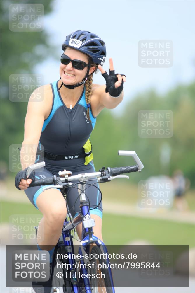 21.06.2025 - 27. Vierlanden-Triathlon H.Heesch http://msf.ph/oto/7995844 15.06.2025 12:18:33 Radfahren 781, 892 meine-sportfotos.de