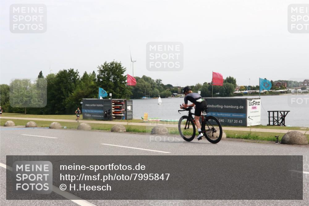 21.06.2025 - 27. Vierlanden-Triathlon H.Heesch http://msf.ph/oto/7995847 15.06.2025 11:28:35 Radfahren 753, 925 meine-sportfotos.de
