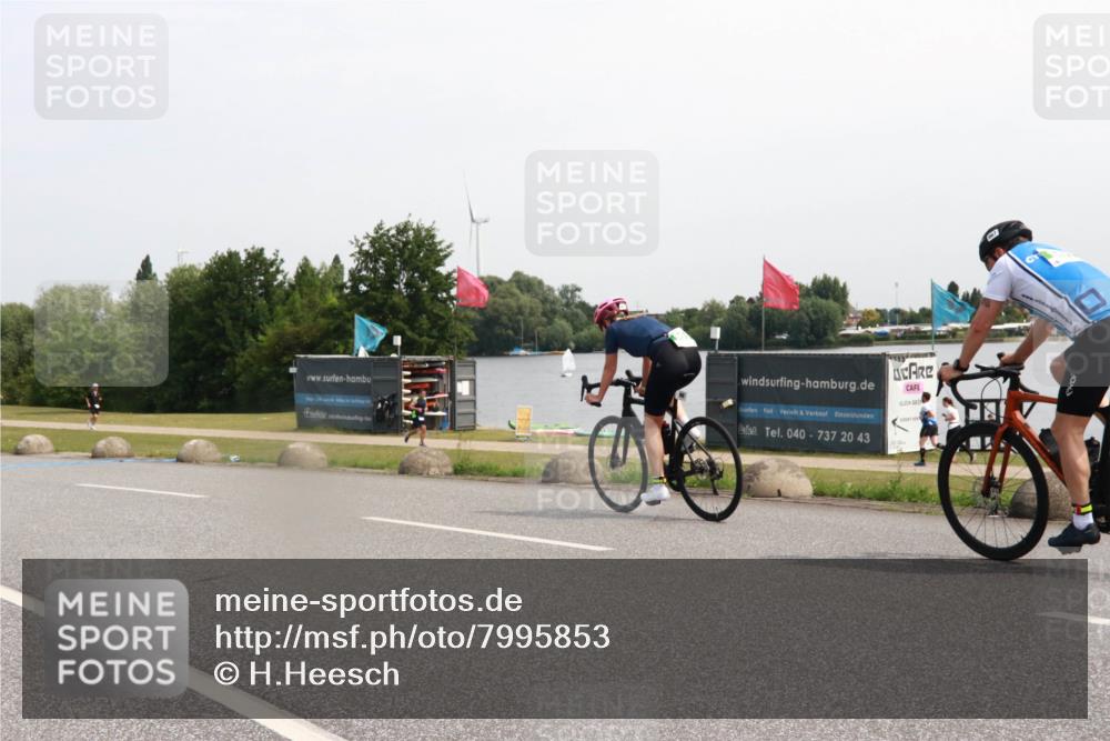 21.06.2025 - 27. Vierlanden-Triathlon H.Heesch http://msf.ph/oto/7995853 15.06.2025 11:28:37 Radfahren 925, 965 meine-sportfotos.de