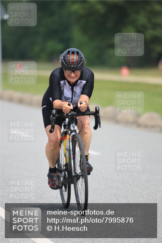 21.06.2025 - 27. Vierlanden-Triathlon H.Heesch http://msf.ph/oto/7995876 15.06.2025 12:06:18 Radfahren 639, 770, 890, 914, 919, 941 meine-sportfotos.de