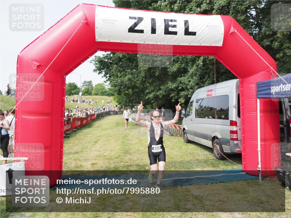 21.06.2025 - 27. Vierlanden-Triathlon MichiJ http://msf.ph/oto/7995880 15.06.2026 11:19:26 Ziel 400, 401 meine-sportfotos.de