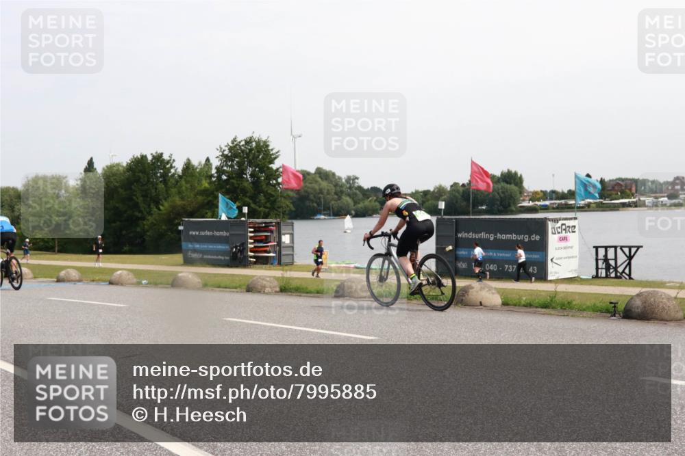 21.06.2025 - 27. Vierlanden-Triathlon H.Heesch http://msf.ph/oto/7995885 15.06.2025 11:28:39 Radfahren 925, 942, 965, 967 meine-sportfotos.de