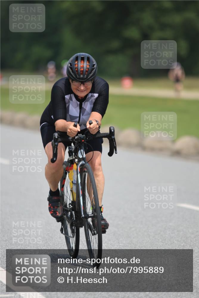 21.06.2025 - 27. Vierlanden-Triathlon H.Heesch http://msf.ph/oto/7995889 15.06.2025 12:06:18 Radfahren 639, 770, 890, 914, 919, 941 meine-sportfotos.de
