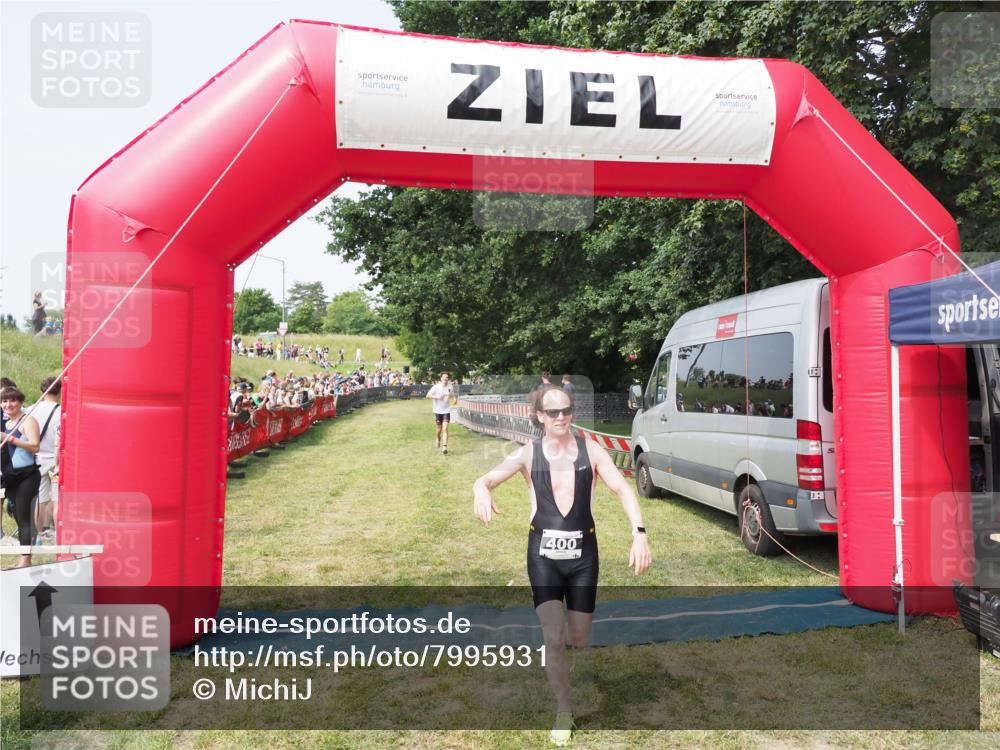 21.06.2025 - 27. Vierlanden-Triathlon MichiJ http://msf.ph/oto/7995931 15.06.2026 11:19:26 Ziel 400, 401 meine-sportfotos.de