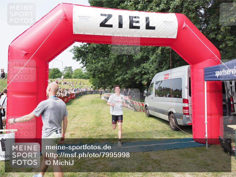 21.06.2025 - 27. Vierlanden-Triathlon MichiJ http://msf.ph/oto/7995998 15.06.2026 11:19:29 Ziel 400, 401 meine-sportfotos.de