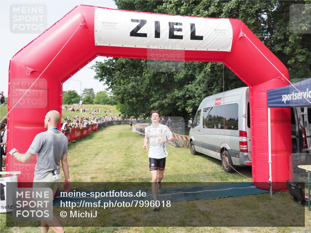 21.06.2025 - 27. Vierlanden-Triathlon MichiJ http://msf.ph/oto/7996018 15.06.2026 11:19:29 Ziel 400, 401 meine-sportfotos.de
