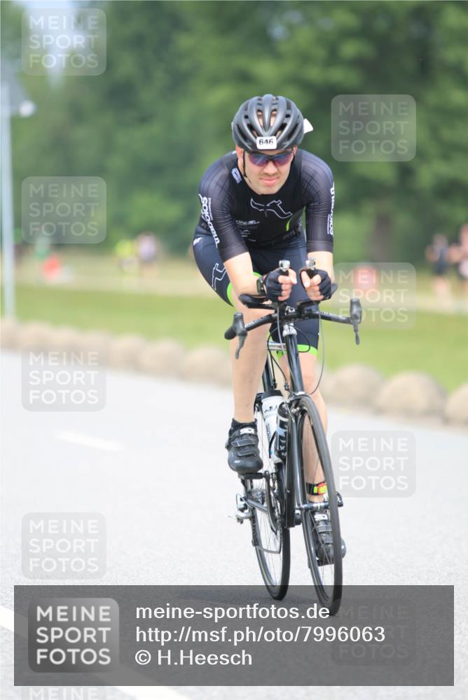 21.06.2025 - 27. Vierlanden-Triathlon H.Heesch http://msf.ph/oto/7996063 15.06.2025 12:19:34 Radfahren 637, 646, 647, 844, 855, 947, 953 meine-sportfotos.de