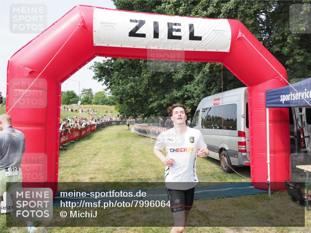 21.06.2025 - 27. Vierlanden-Triathlon MichiJ http://msf.ph/oto/7996064 15.06.2026 11:19:30 Ziel 400, 401 meine-sportfotos.de