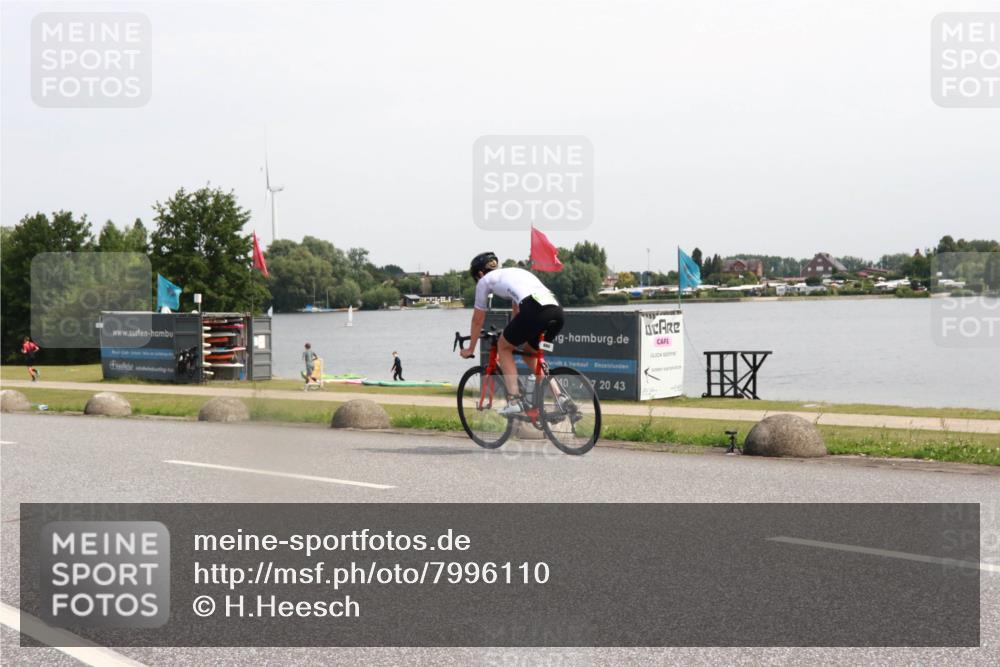 21.06.2025 - 27. Vierlanden-Triathlon H.Heesch http://msf.ph/oto/7996110 15.06.2025 11:29:30 Radfahren 880 meine-sportfotos.de
