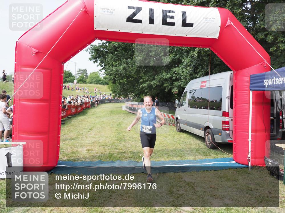 21.06.2025 - 27. Vierlanden-Triathlon MichiJ http://msf.ph/oto/7996176 15.06.2026 11:19:41 Ziel 467 meine-sportfotos.de