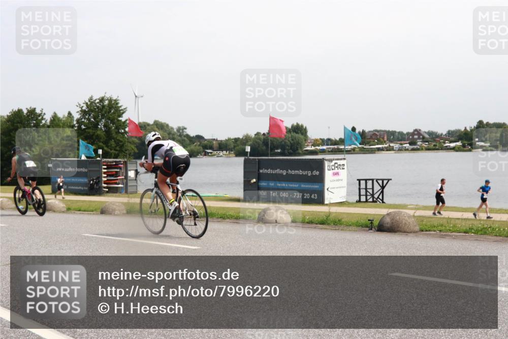21.06.2025 - 27. Vierlanden-Triathlon H.Heesch http://msf.ph/oto/7996220 15.06.2025 11:29:46 Radfahren 879 meine-sportfotos.de