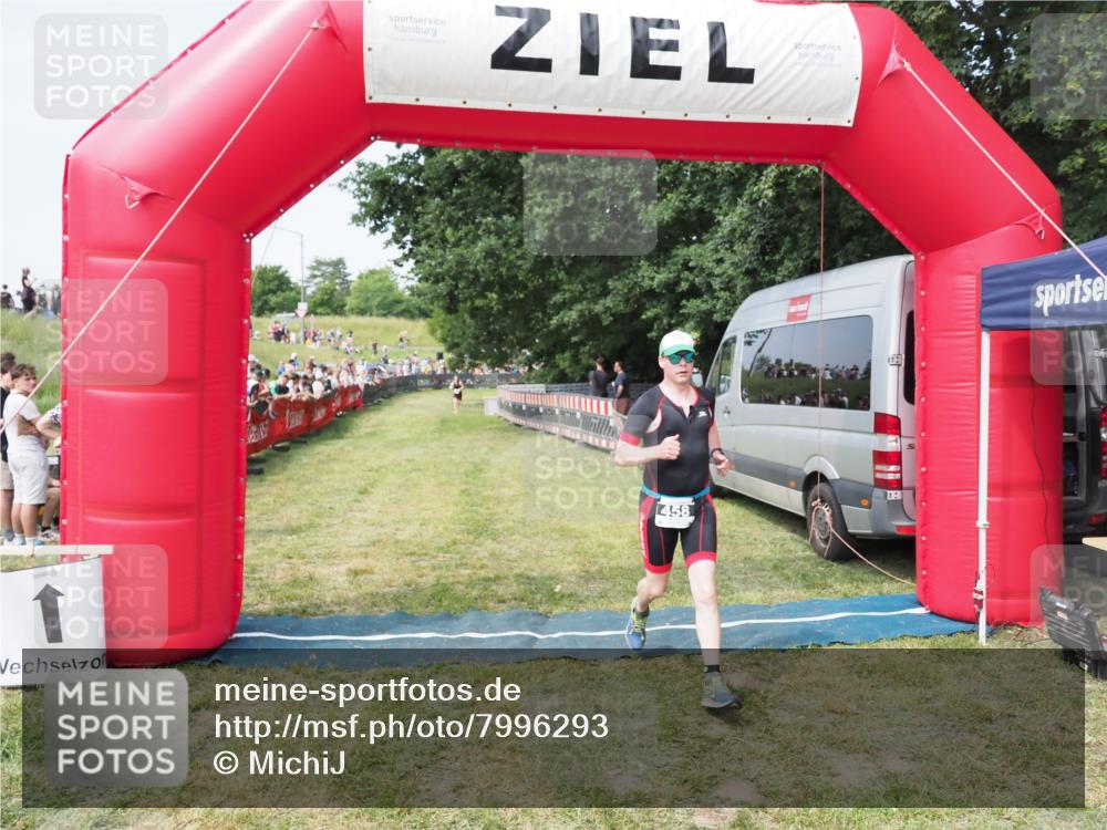 21.06.2025 - 27. Vierlanden-Triathlon MichiJ http://msf.ph/oto/7996293 15.06.2026 11:19:50 Ziel 458 meine-sportfotos.de