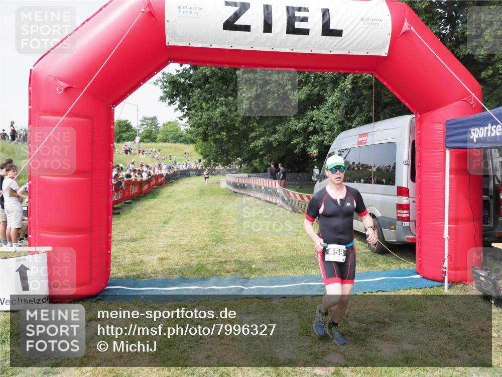 21.06.2025 - 27. Vierlanden-Triathlon MichiJ http://msf.ph/oto/7996327 15.06.2026 11:19:50 Ziel 458 meine-sportfotos.de
