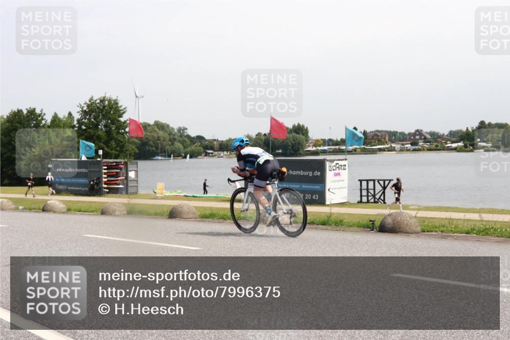 21.06.2025 - 27. Vierlanden-Triathlon H.Heesch http://msf.ph/oto/7996375 15.06.2025 11:30:13 Radfahren 676, 726, 890, 973 meine-sportfotos.de