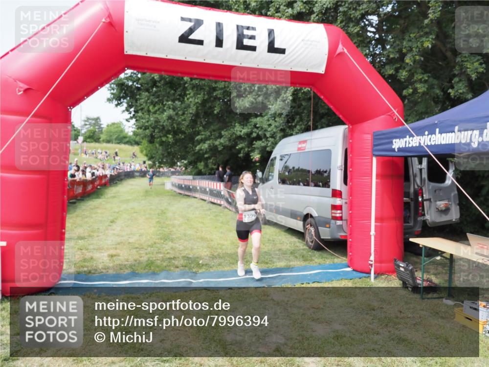 21.06.2025 - 27. Vierlanden-Triathlon MichiJ http://msf.ph/oto/7996394 15.06.2026 11:19:57 Ziel 1399 meine-sportfotos.de