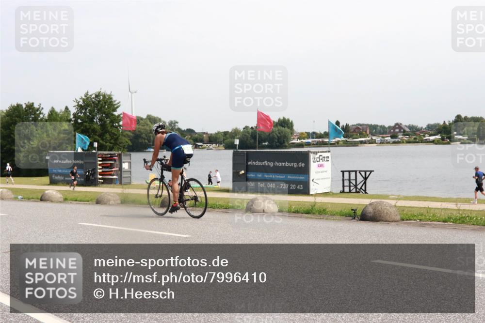 21.06.2025 - 27. Vierlanden-Triathlon H.Heesch http://msf.ph/oto/7996410 15.06.2025 11:30:15 Radfahren 676, 726, 735, 930, 973 meine-sportfotos.de