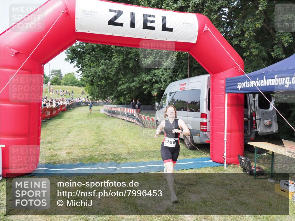21.06.2025 - 27. Vierlanden-Triathlon MichiJ http://msf.ph/oto/7996453 15.06.2026 11:19:58 Ziel 1399 meine-sportfotos.de