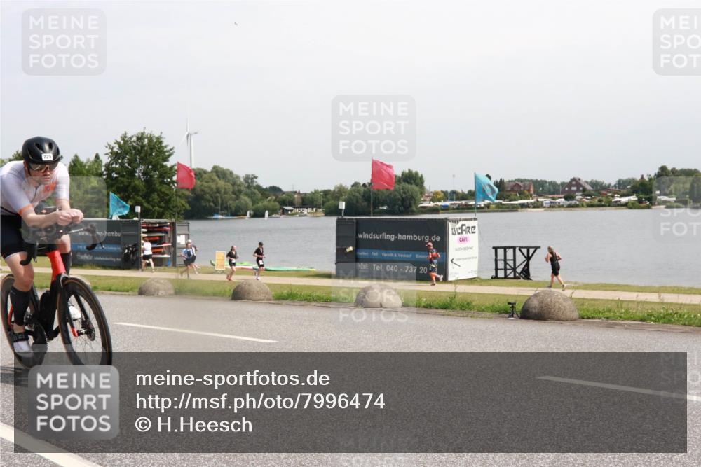 21.06.2025 - 27. Vierlanden-Triathlon H.Heesch http://msf.ph/oto/7996474 15.06.2025 11:30:38 Radfahren 725, 764 meine-sportfotos.de