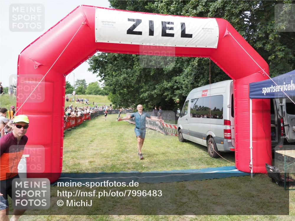 21.06.2025 - 27. Vierlanden-Triathlon MichiJ http://msf.ph/oto/7996483 15.06.2026 11:20:04 Ziel 414, 1399 meine-sportfotos.de