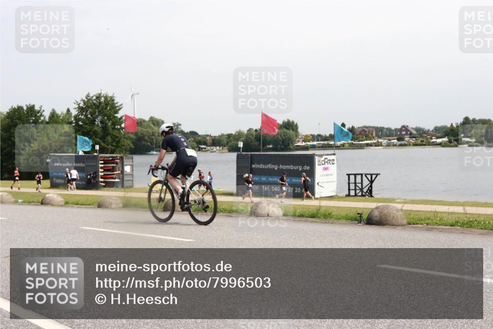 21.06.2025 - 27. Vierlanden-Triathlon H.Heesch http://msf.ph/oto/7996503 15.06.2025 11:30:40 Radfahren 725, 764 meine-sportfotos.de