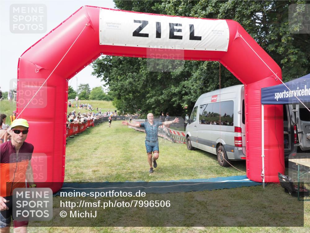 21.06.2025 - 27. Vierlanden-Triathlon MichiJ http://msf.ph/oto/7996506 15.06.2026 11:20:05 Ziel 414 meine-sportfotos.de