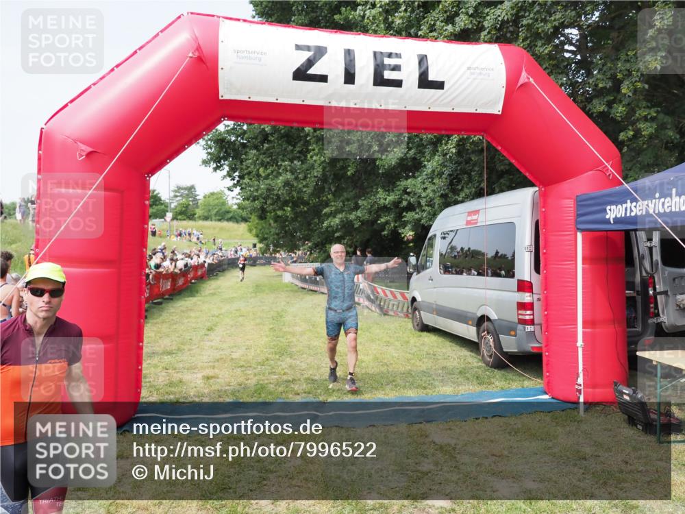 21.06.2025 - 27. Vierlanden-Triathlon MichiJ http://msf.ph/oto/7996522 15.06.2026 11:20:05 Ziel 414 meine-sportfotos.de