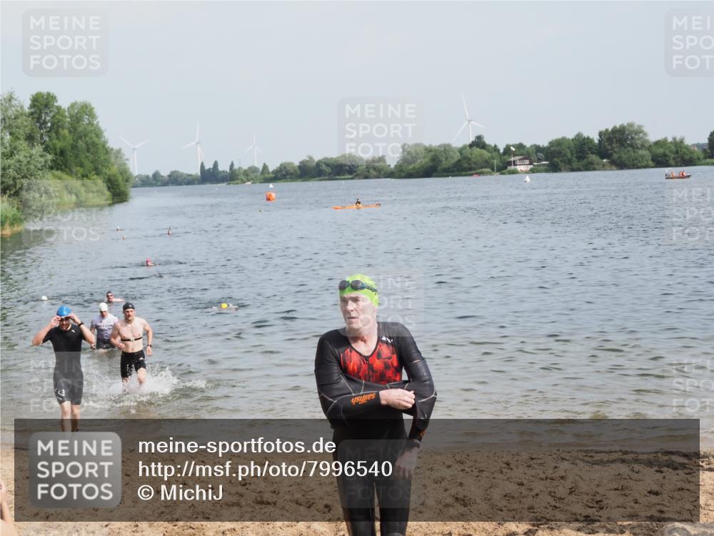21.06.2025 - 27. Vierlanden-Triathlon MichiJ http://msf.ph/oto/7996540 15.06.2026 09:57:47 Schwimmen 287, 291, 330, 340, 827 meine-sportfotos.de