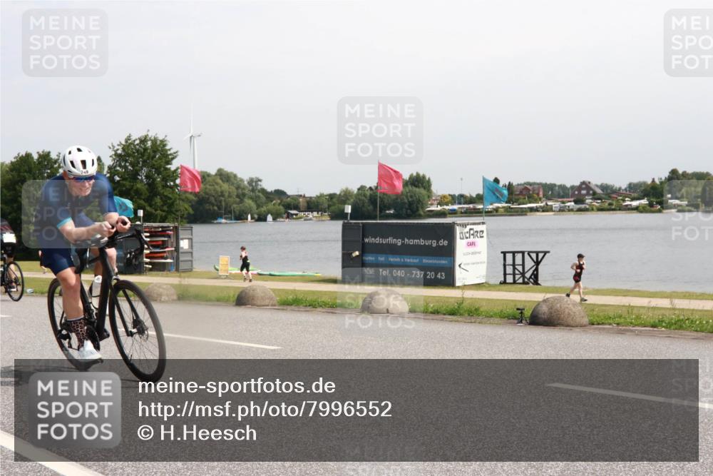21.06.2025 - 27. Vierlanden-Triathlon H.Heesch http://msf.ph/oto/7996552 15.06.2025 11:30:52 Radfahren 639, 712, 749, 875, 926 meine-sportfotos.de