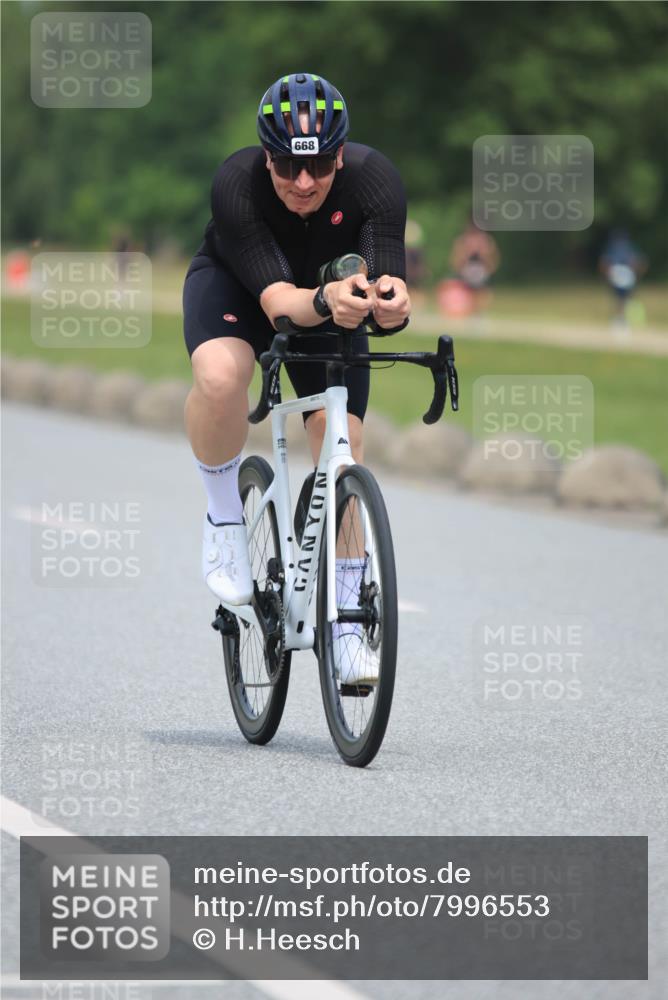 21.06.2025 - 27. Vierlanden-Triathlon H.Heesch http://msf.ph/oto/7996553 15.06.2025 12:14:33 Radfahren 668, 935 meine-sportfotos.de