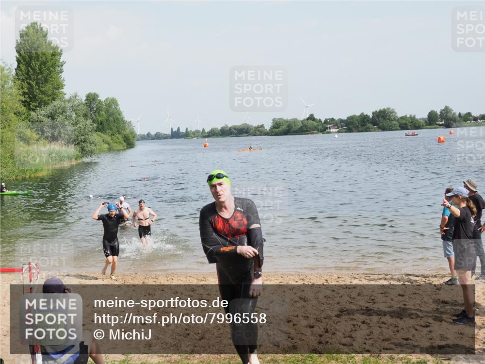 21.06.2025 - 27. Vierlanden-Triathlon MichiJ http://msf.ph/oto/7996558 15.06.2026 09:57:48 Schwimmen 291, 330, 340, 827 meine-sportfotos.de