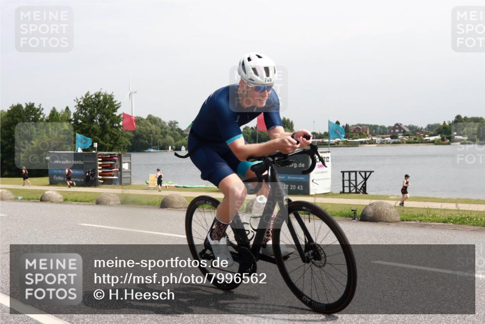 21.06.2025 - 27. Vierlanden-Triathlon H.Heesch http://msf.ph/oto/7996562 15.06.2025 11:30:52 Radfahren 639, 712, 749, 875, 926 meine-sportfotos.de