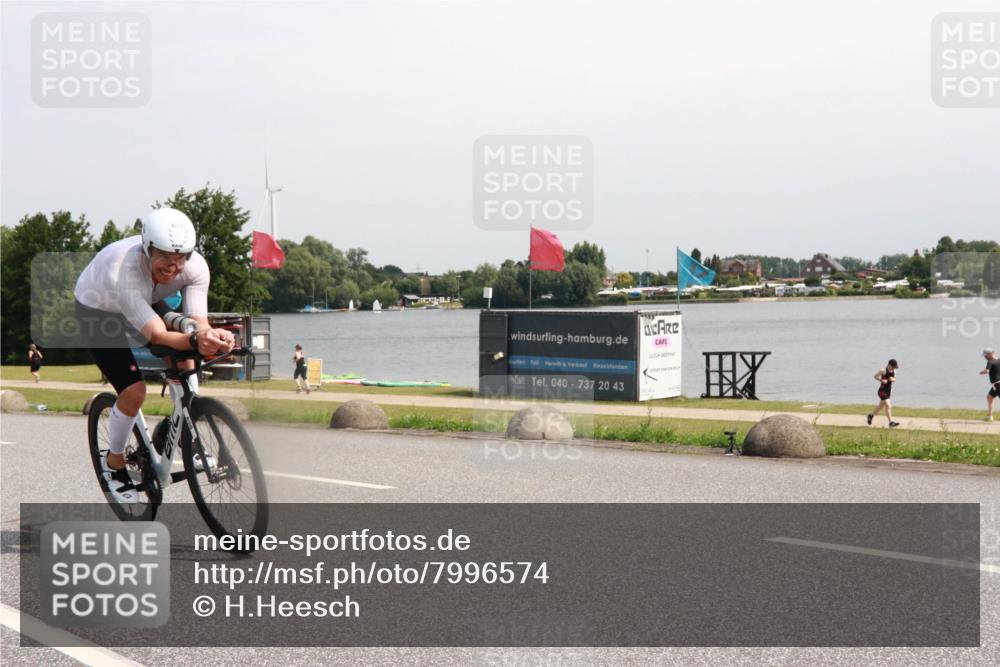 21.06.2025 - 27. Vierlanden-Triathlon H.Heesch http://msf.ph/oto/7996574 15.06.2025 11:30:53 Radfahren 639, 712, 749, 875, 926 meine-sportfotos.de