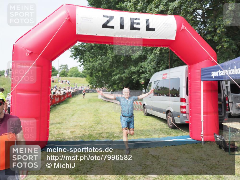 21.06.2025 - 27. Vierlanden-Triathlon MichiJ http://msf.ph/oto/7996582 15.06.2026 11:20:05 Ziel 414 meine-sportfotos.de
