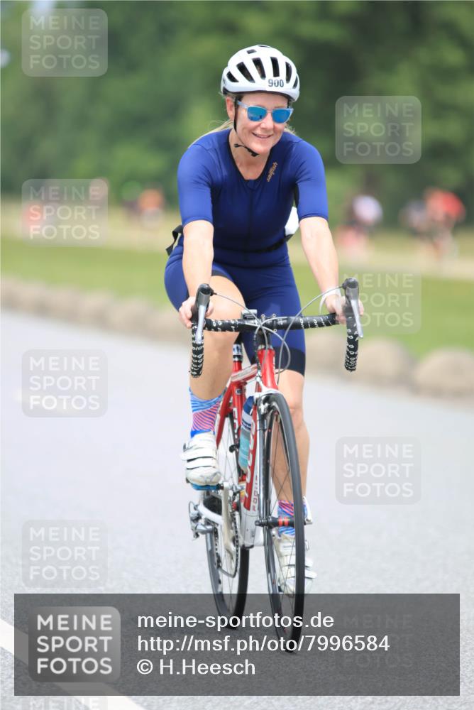 21.06.2025 - 27. Vierlanden-Triathlon H.Heesch http://msf.ph/oto/7996584 15.06.2025 12:14:45 Radfahren 697, 812, 900, 1039, 1040, 1042 meine-sportfotos.de