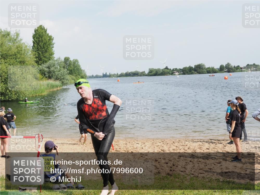 21.06.2025 - 27. Vierlanden-Triathlon MichiJ http://msf.ph/oto/7996600 15.06.2026 09:57:49 Schwimmen 291, 330, 347, 827 meine-sportfotos.de
