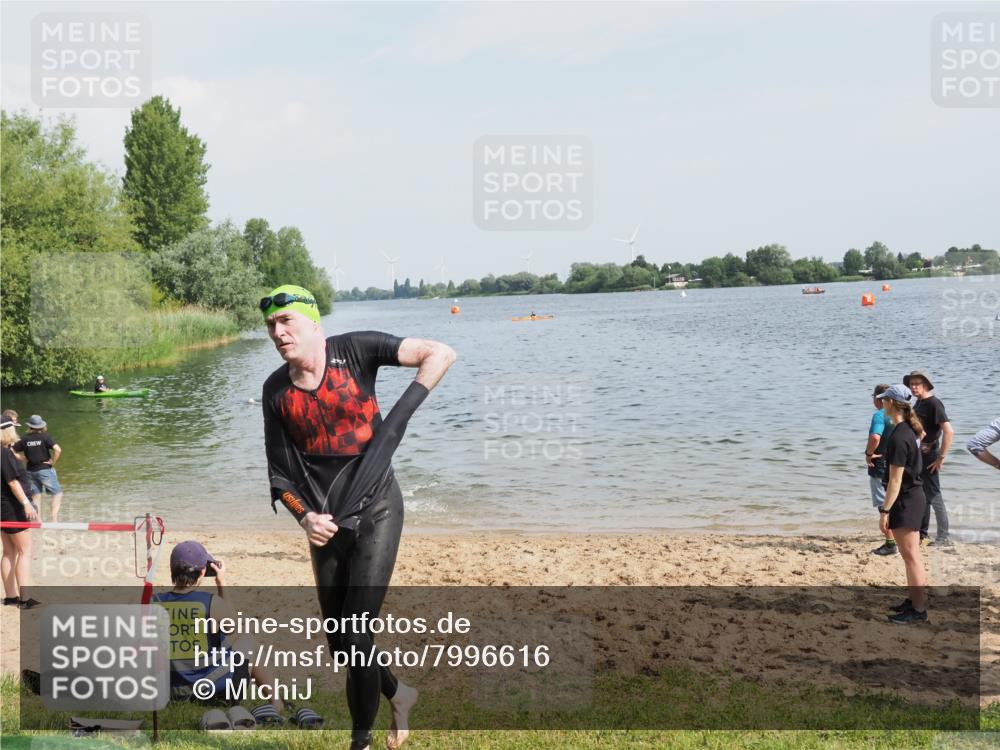 21.06.2025 - 27. Vierlanden-Triathlon MichiJ http://msf.ph/oto/7996616 15.06.2026 09:57:49 Schwimmen 291, 330, 347, 827 meine-sportfotos.de