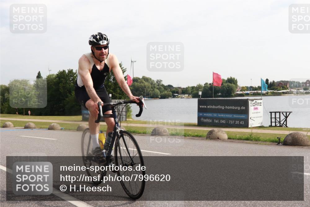 15.06.2025 - 27. Vierlanden-Triathlon H.Heesch http://msf.ph/oto/7996620 15.06.2025 09:27:12 Radfahren 34, 97, 121 meine-sportfotos.de