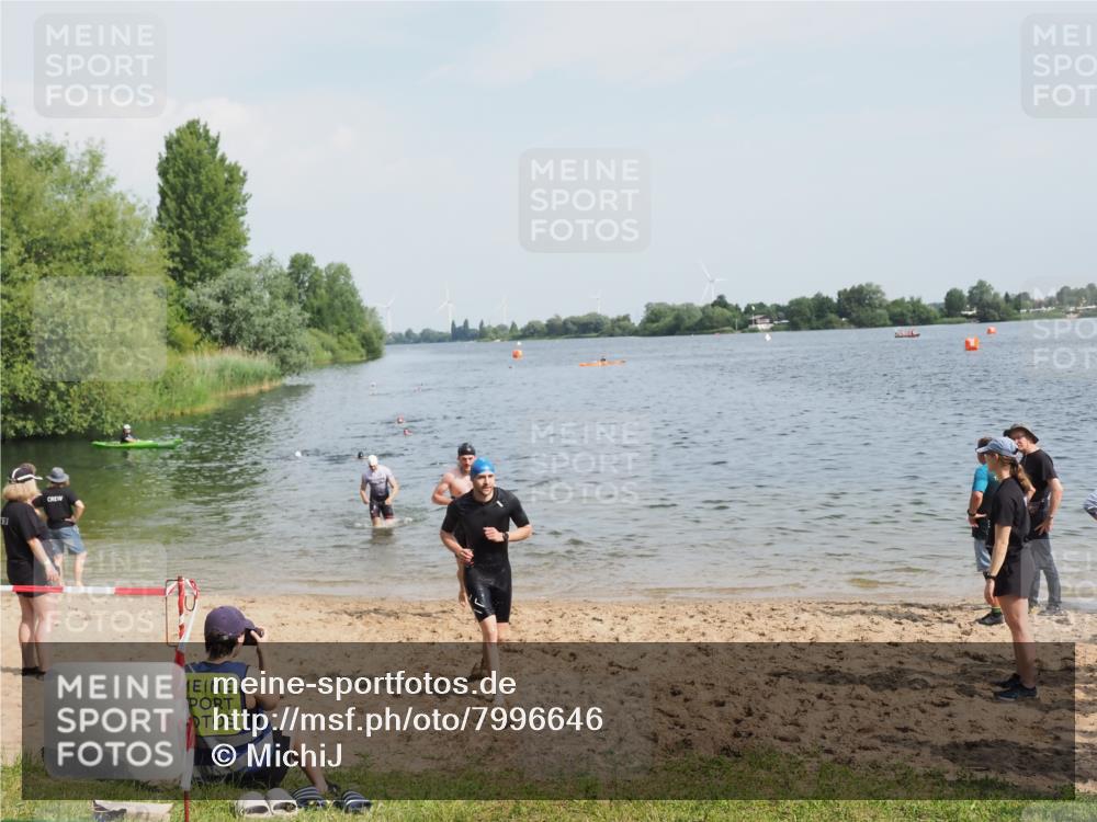 21.06.2025 - 27. Vierlanden-Triathlon MichiJ http://msf.ph/oto/7996646 15.06.2026 09:57:50 Schwimmen 291, 330, 347, 827 meine-sportfotos.de